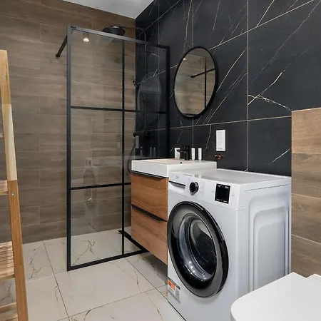 Elegant In For Remote Work With Parking And Balcony By Renters